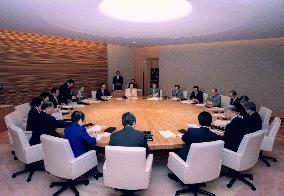 Koizumi cabinet holds 1st meeting in new facility